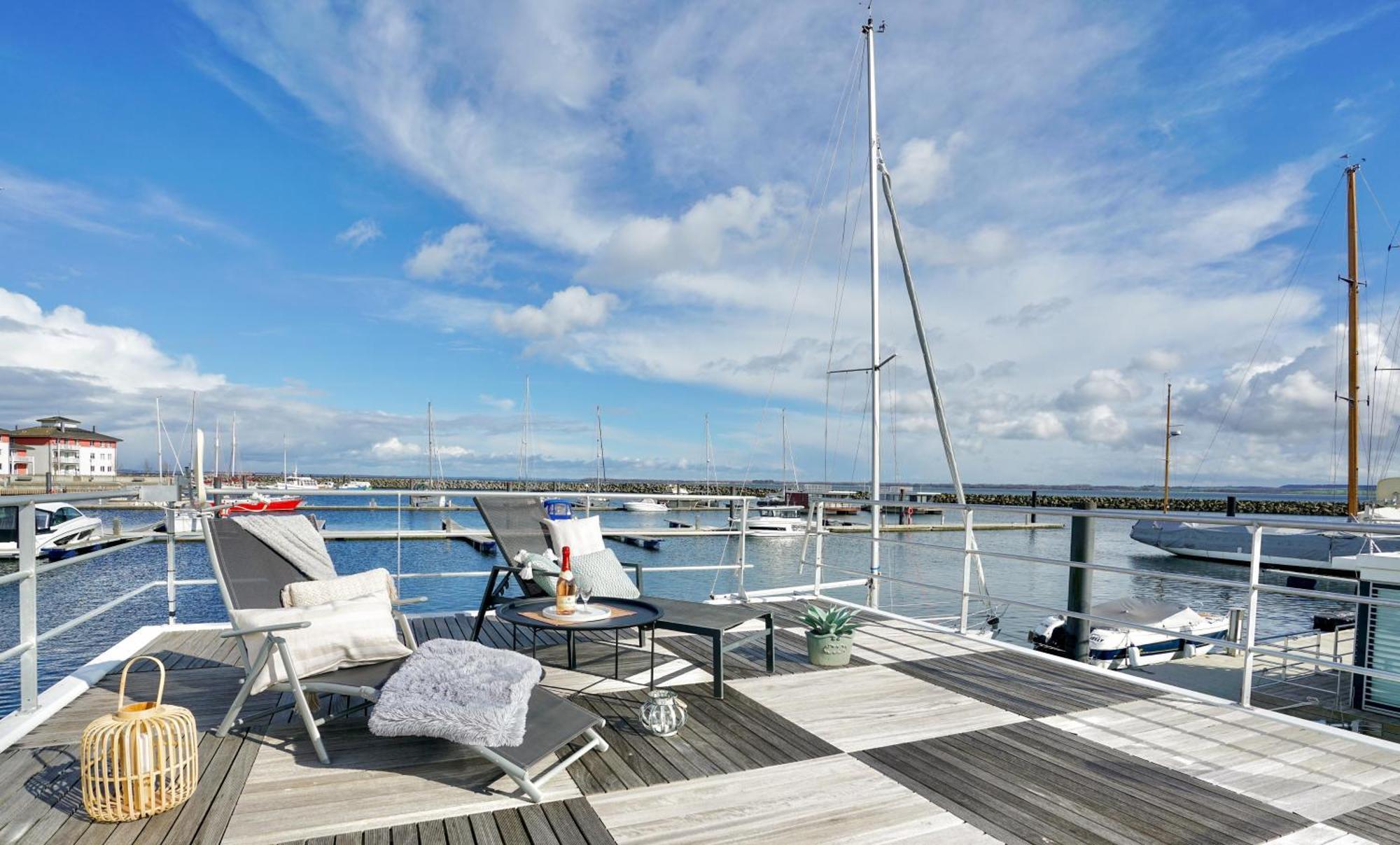 Exklusives Ostsee-Hausboot, Kueche Mit Spueler, Tv, Grosse Sonnenterrasse, 3X Kostenfreie Kfz-Parkplaetze, Klimaanlage, Bis Zu 6 Personen, 2X Baeder, Waschmaschine บอลเทินฮาเกิน ภายนอก รูปภาพ