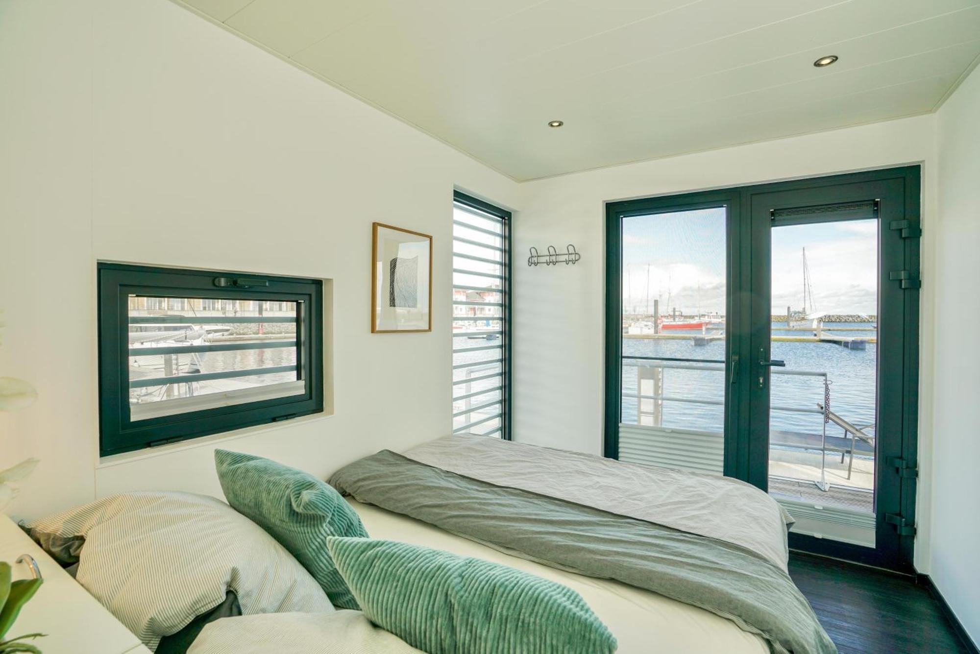Exklusives Ostsee-Hausboot, Kueche Mit Spueler, Tv, Grosse Sonnenterrasse, 3X Kostenfreie Kfz-Parkplaetze, Klimaanlage, Bis Zu 6 Personen, 2X Baeder, Waschmaschine บอลเทินฮาเกิน ภายนอก รูปภาพ