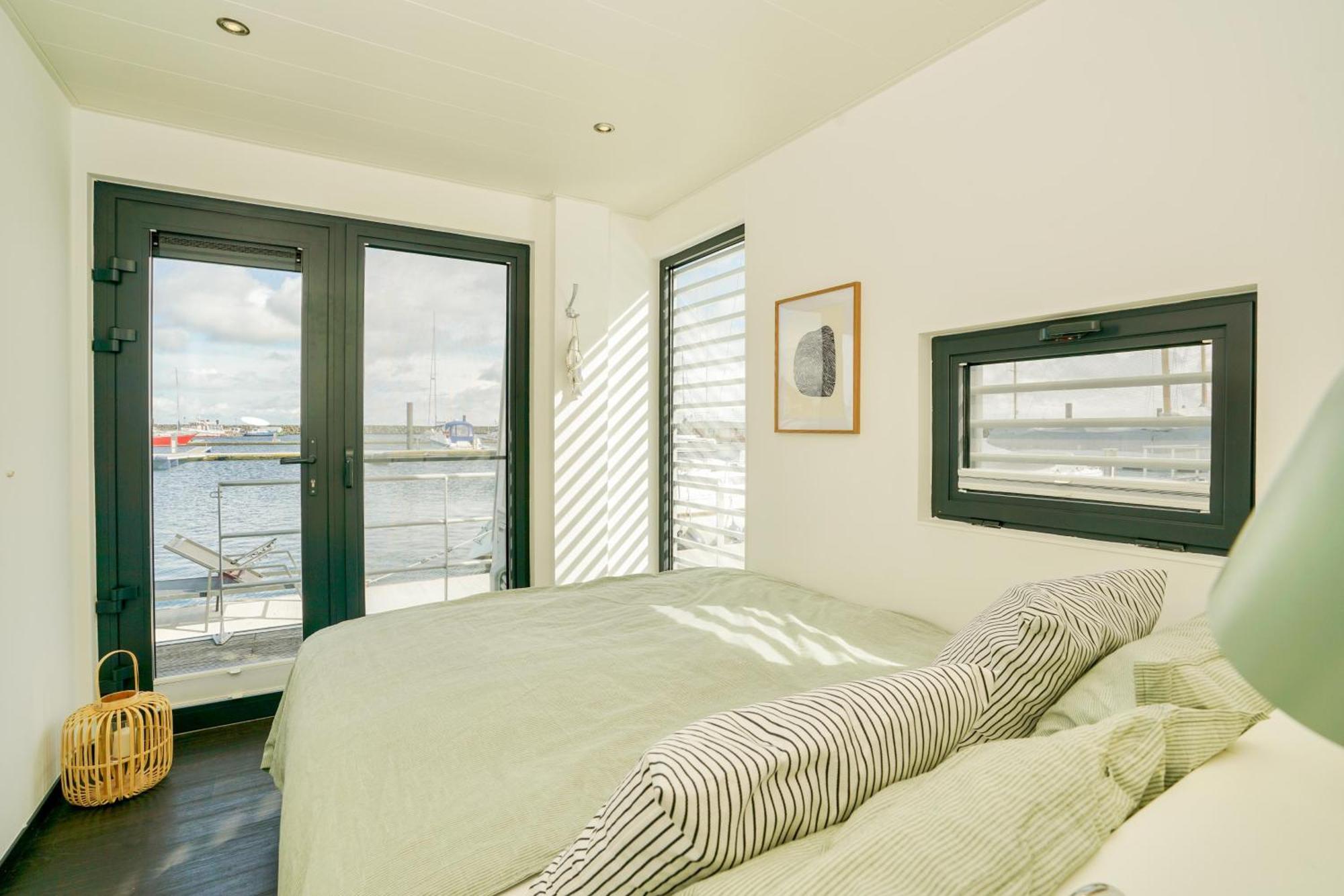Exklusives Ostsee-Hausboot, Kueche Mit Spueler, Tv, Grosse Sonnenterrasse, 3X Kostenfreie Kfz-Parkplaetze, Klimaanlage, Bis Zu 6 Personen, 2X Baeder, Waschmaschine บอลเทินฮาเกิน ภายนอก รูปภาพ
