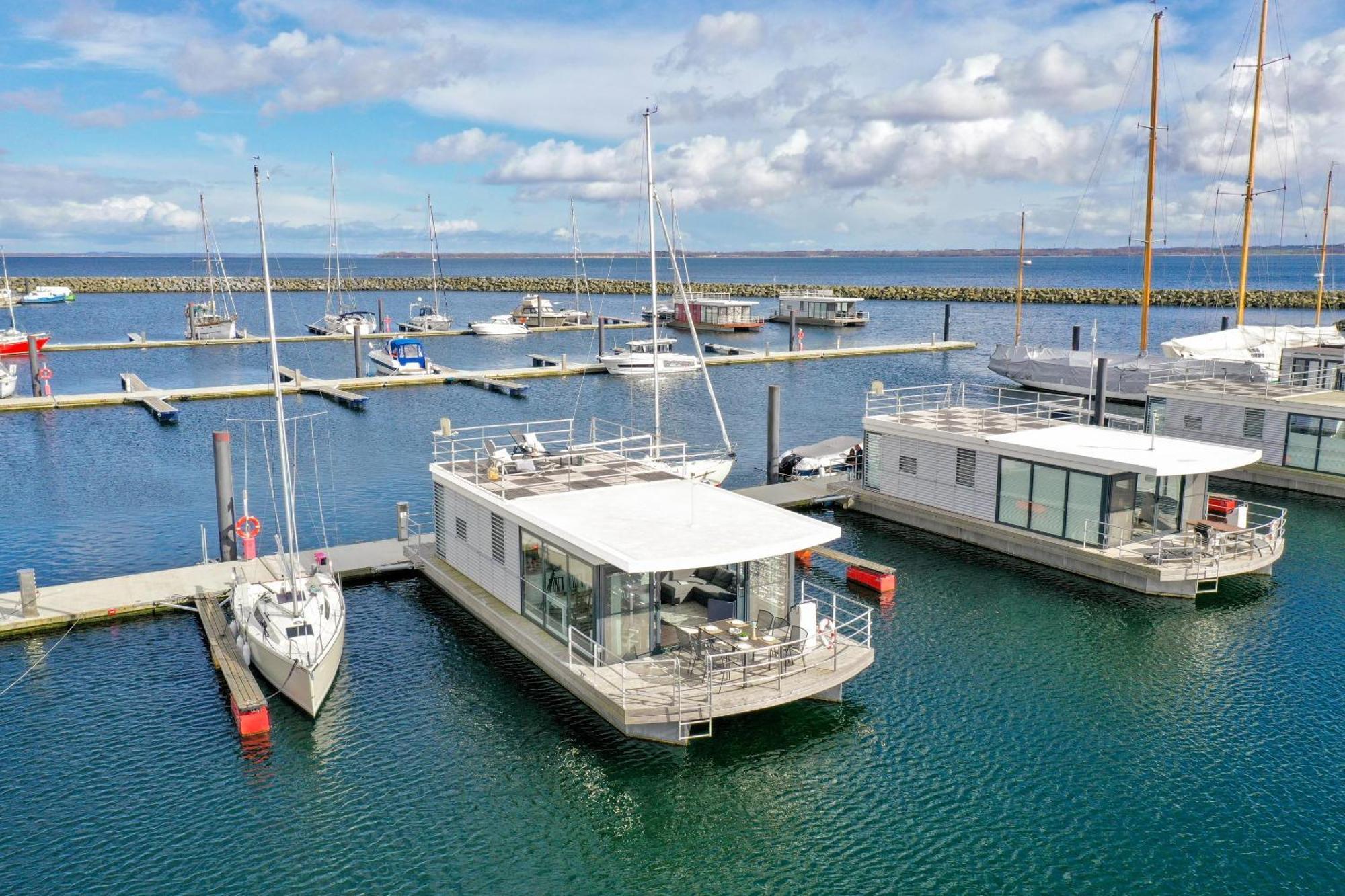 Exklusives Ostsee-Hausboot, Kueche Mit Spueler, Tv, Grosse Sonnenterrasse, 3X Kostenfreie Kfz-Parkplaetze, Klimaanlage, Bis Zu 6 Personen, 2X Baeder, Waschmaschine บอลเทินฮาเกิน ภายนอก รูปภาพ