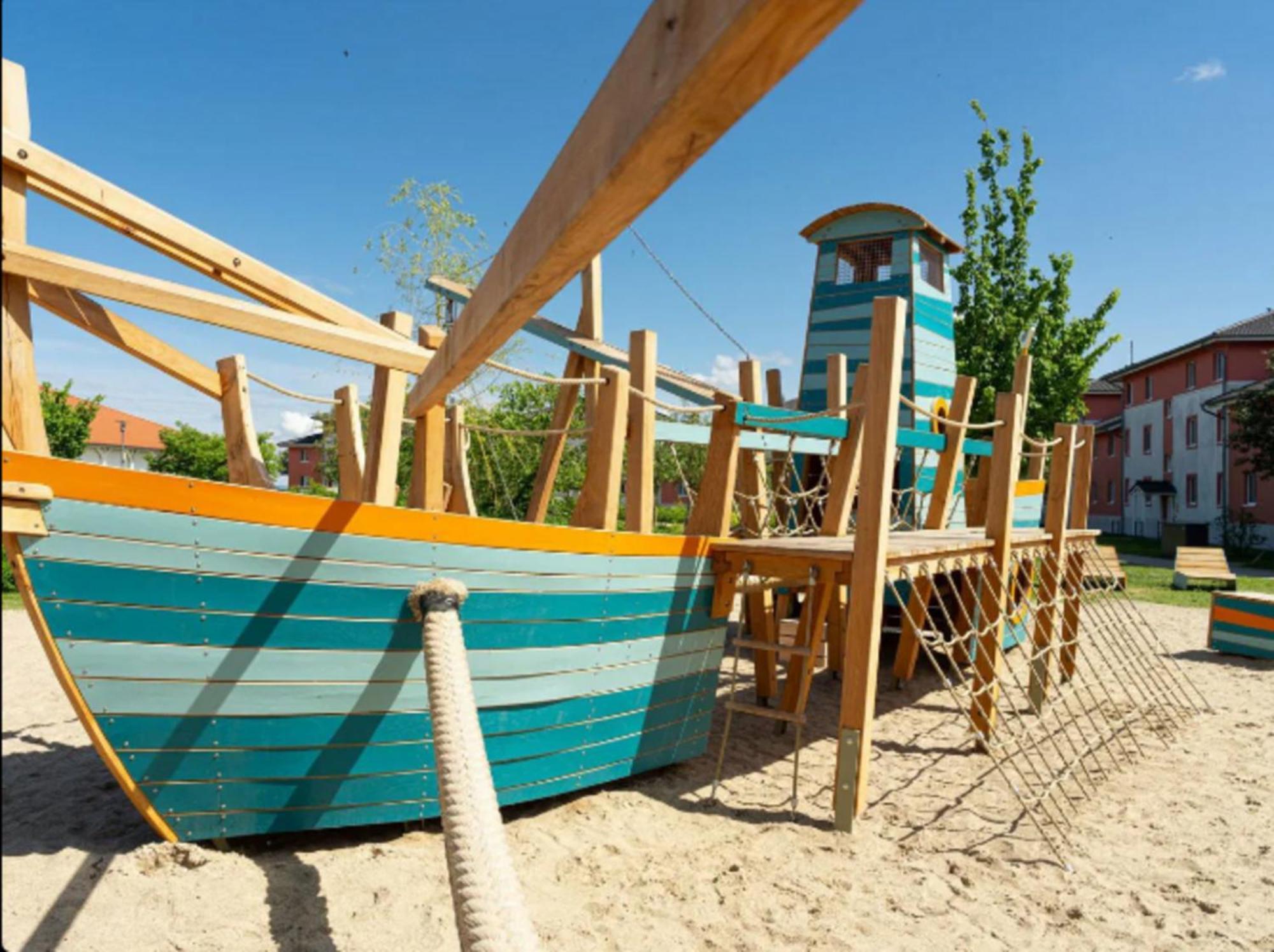 Exklusives Ostsee-Hausboot, Kueche Mit Spueler, Tv, Grosse Sonnenterrasse, 3X Kostenfreie Kfz-Parkplaetze, Klimaanlage, Bis Zu 6 Personen, 2X Baeder, Waschmaschine บอลเทินฮาเกิน ภายนอก รูปภาพ