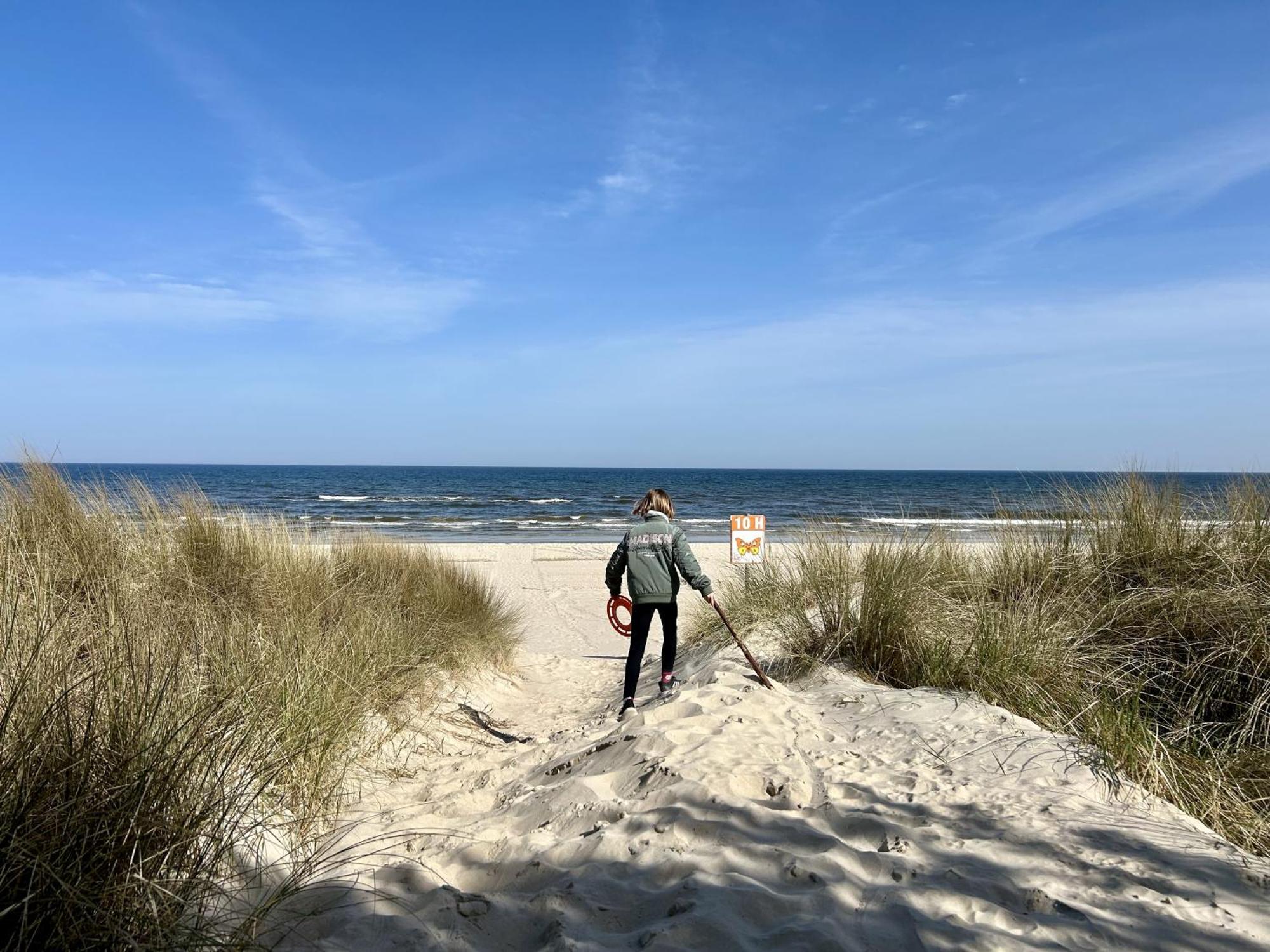 Exklusives Ostsee-Hausboot, Kueche Mit Spueler, Tv, Grosse Sonnenterrasse, 3X Kostenfreie Kfz-Parkplaetze, Klimaanlage, Bis Zu 6 Personen, 2X Baeder, Waschmaschine บอลเทินฮาเกิน ภายนอก รูปภาพ