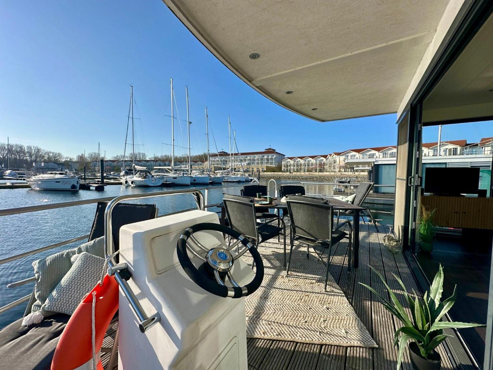 Exklusives Ostsee-Hausboot, Kueche Mit Spueler, Tv, Grosse Sonnenterrasse, 3X Kostenfreie Kfz-Parkplaetze, Klimaanlage, Bis Zu 6 Personen, 2X Baeder, Waschmaschine บอลเทินฮาเกิน ภายนอก รูปภาพ